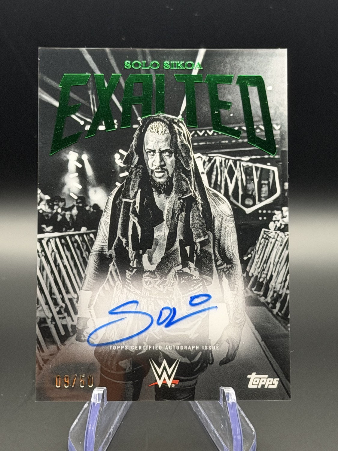 Solo Sikoa 2025 Topps Exalted WWE Black and White Signatures Green /50 front
